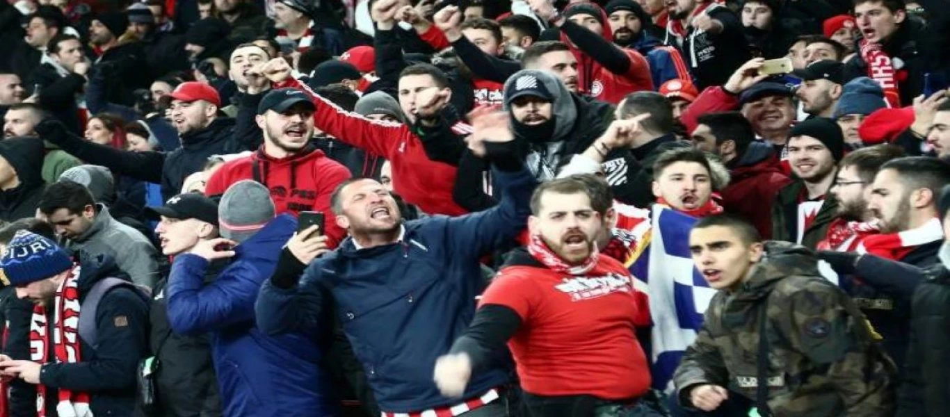 Άρσεναλ – Ολυμπιακός: Πανό στην κερκίδα των «ερυθρόλευκων» στηρίζει την εξέγερση στην Λέσβο (φώτο)